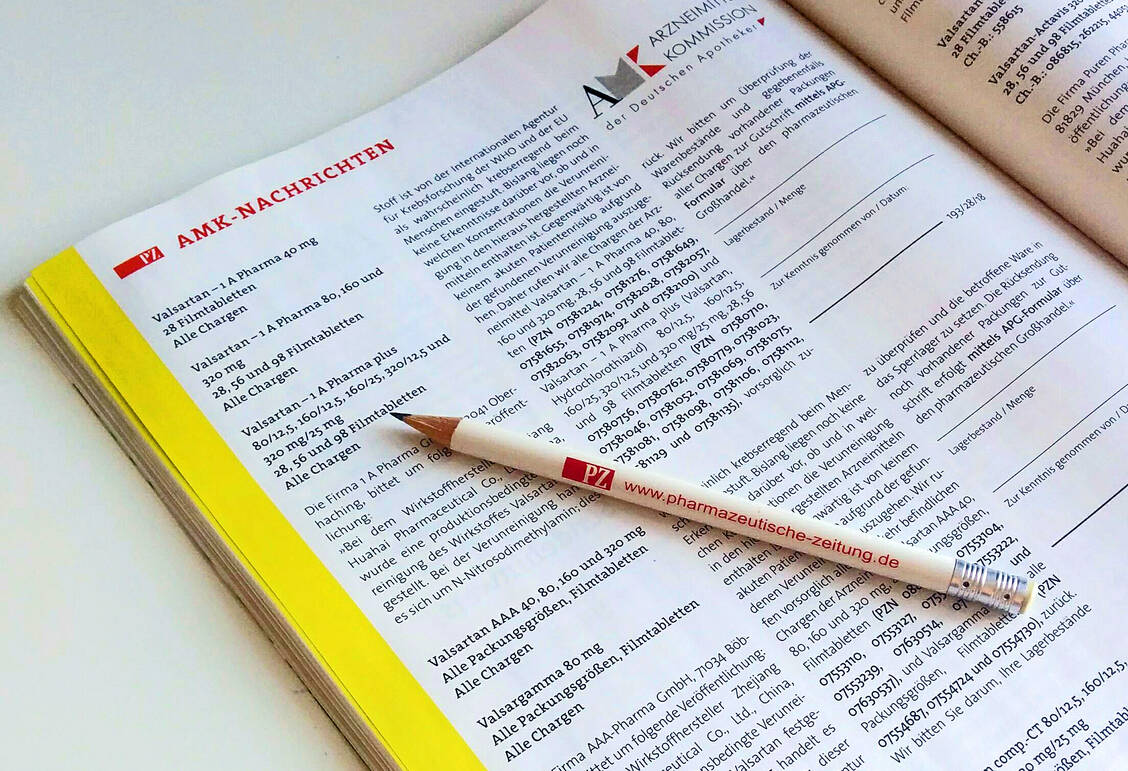 Die wöchentlich aktuellen Meldungen der AMK sind unter anderem in der Druckausgabe der PZ abgedruckt – gut und schnell zu finden durch den gelben Rand.  / Foto: PZ/Daniela Hüttemann