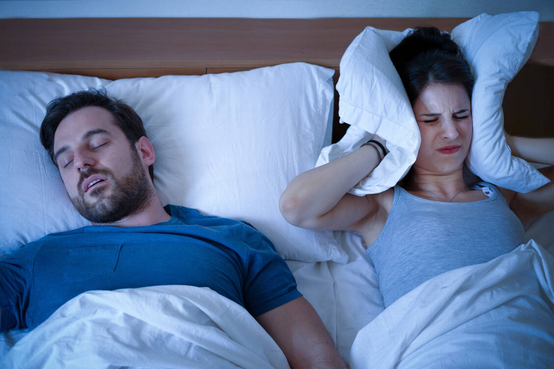 Schnarchen ist nicht nur ein Beziehungskiller, sondern kann in Ausnahmefällen auch auf behandlungsbedürftige Erkrankungen hindeuten.  / Foto: Adobe Stock/Paolese