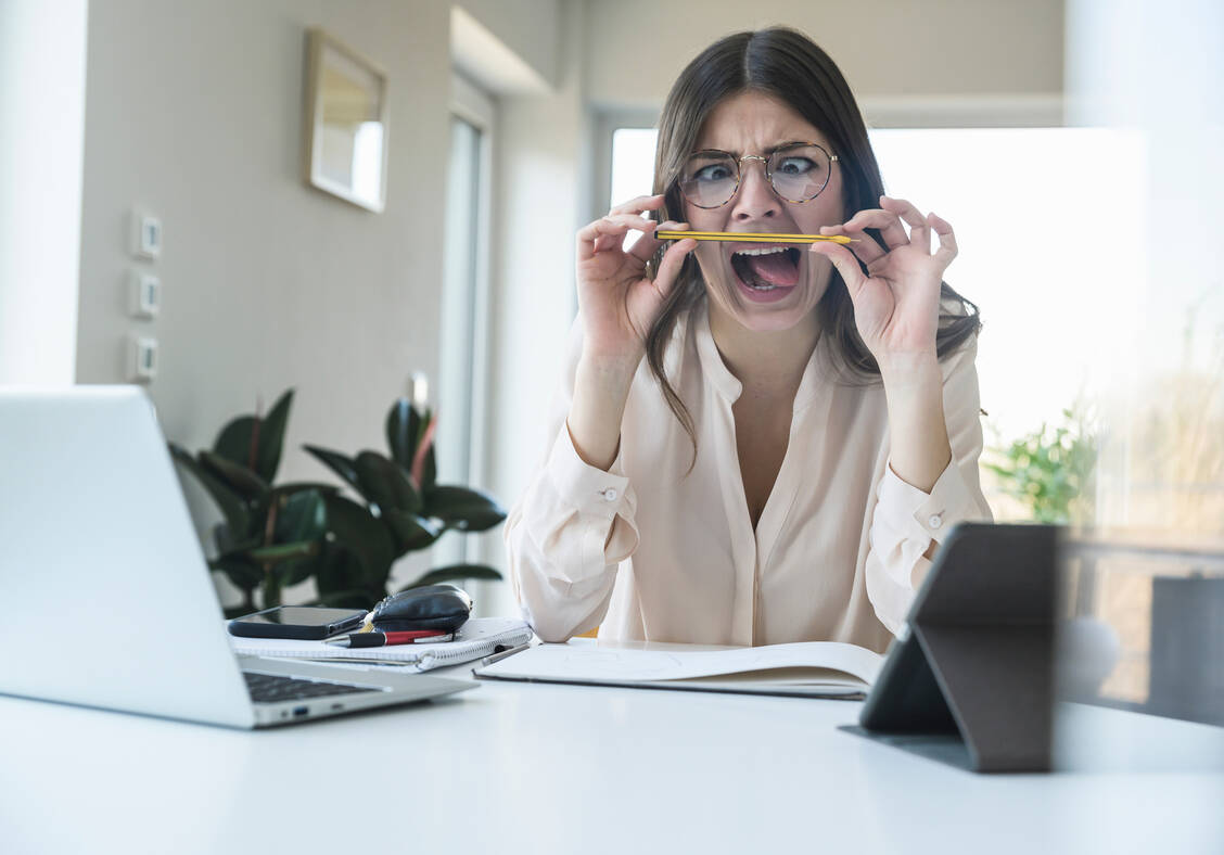 Manchmal genügen überraschend kleine und einfache Dinge, um dem Stress im Arbeitsalltag zu begegnen. / © Getty Images/Westend61