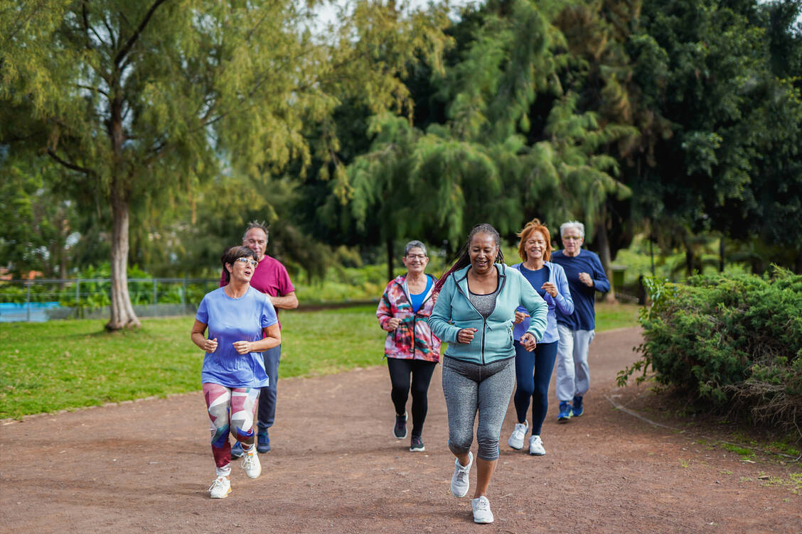 Dem Herzrhythmus hilft regelmäßige Bewegung. / © Adobe Stock/Sabrina