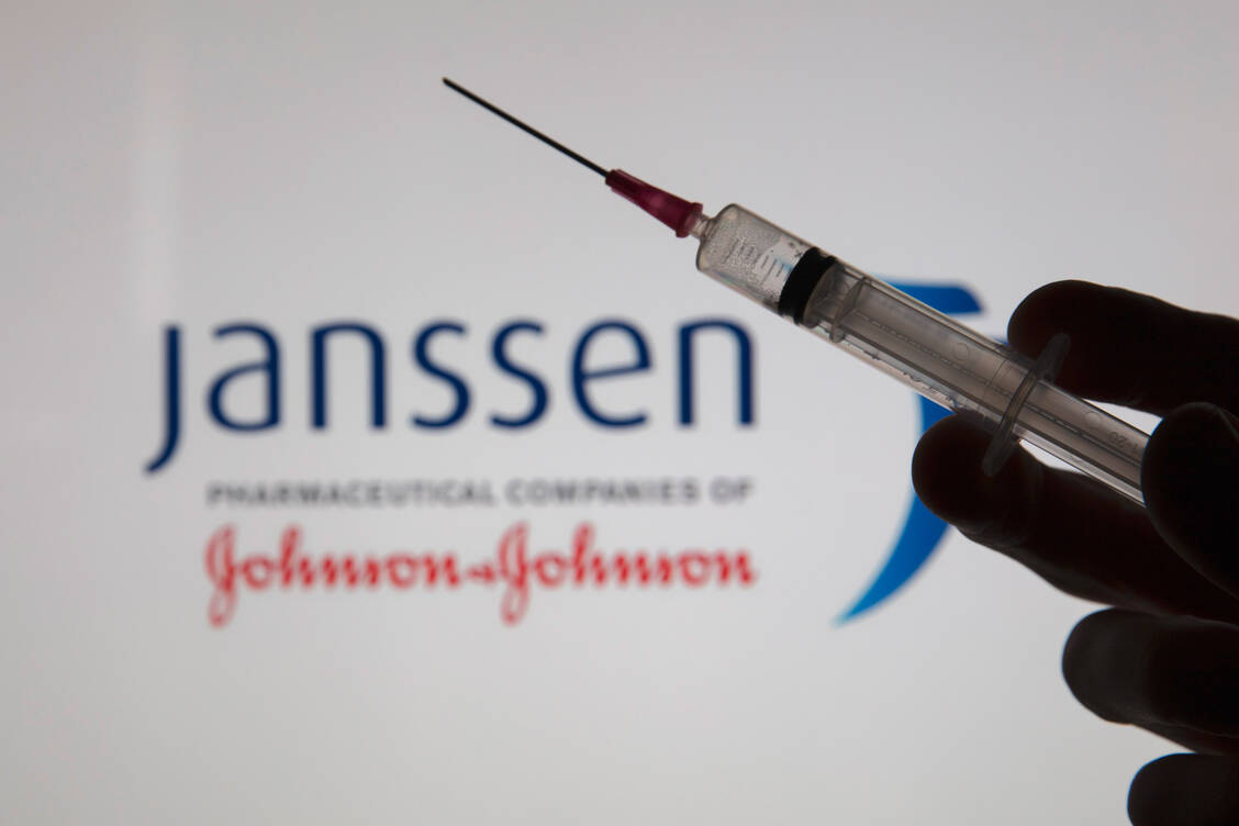 In der EU hält Janssen-Cilag die Zulassung für den Covid-19-Impfstoff. Janssen ist Teil des globalen Unternehmens Johnson & Johnson, unter dessen Namen die Vakzine vielen bekannt ist. / Foto: Adobe Stock/ink drop