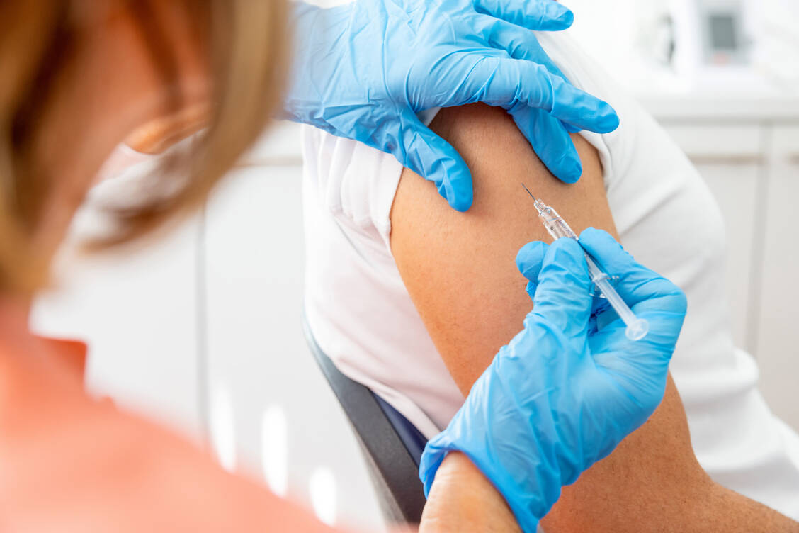 Die Grippeimpfung kann noch mehr als vor einer Influenza oder einem schweren Verlauf schützen: Laut einer Studie schützt sie auch Menschen mit Herz-Kreislauf-Erkrankungen. / © Adobe Stock/d.pix