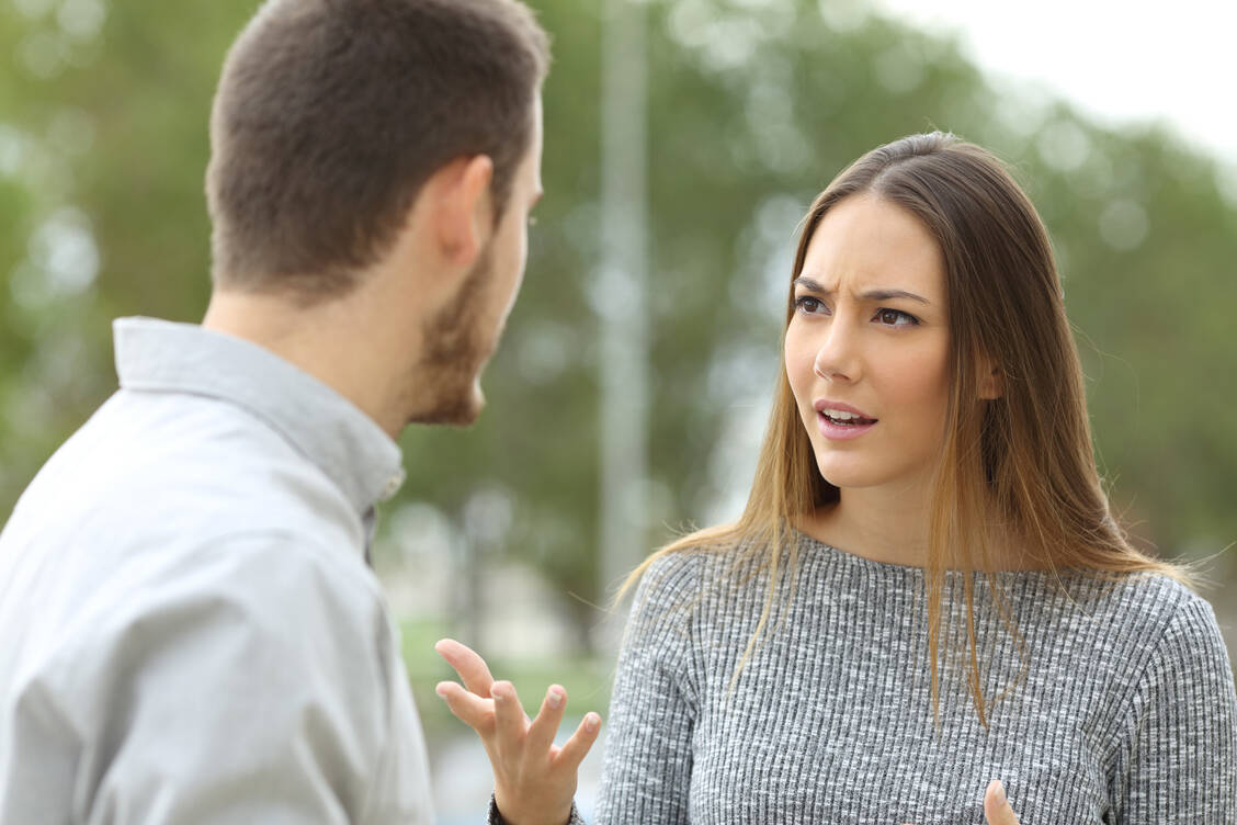 Wer kritisiert wird, fühlt sich meist schnell gekränkt. Ein souveräner Umgang mit konstruktiver Kritik ist aber vor allem im Berufsleben wichtig. / Foto: Adobe Stock/Antonioguillem