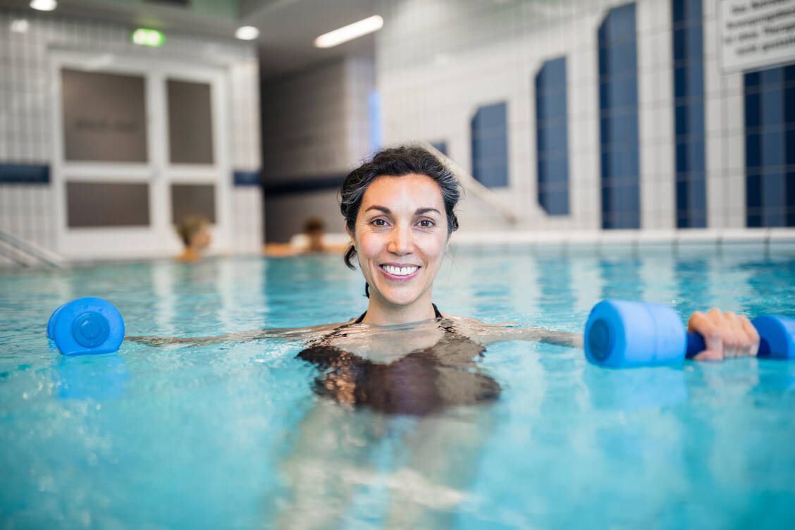 Patienten mit leichten Kreuzschmerzen sprechen besser auf Bewegung im Wasser an als auf Wärme.  / Foto: Getty Images/Luis Alvarez