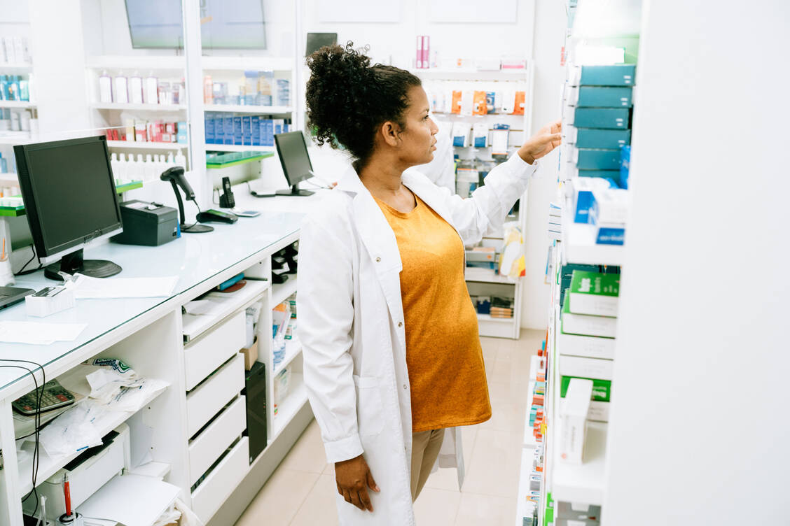 PTA arbeiten in verschiedenen Bereichen in der Apotheke. Daher müssen Arbeitgeber für jeden dieser Einsatzorte eine Gefährdungsbeurteilung erstellen und diesen anpassen, falls seine Mitarbeiterin schwanger ist. / Foto: GettyImages/ferrantraite