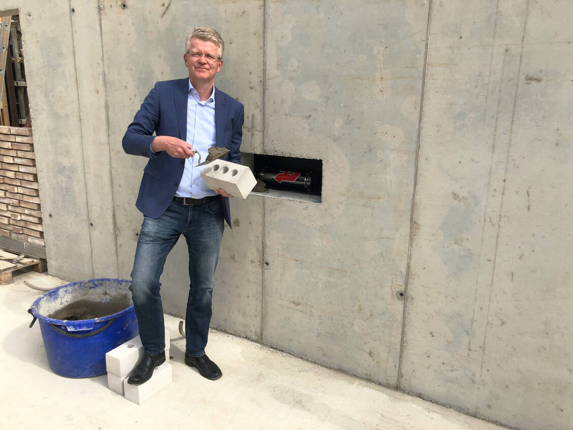 Der AVWL-Vorsitzende Thomas Rochell hat den symbolischen Grundstein für das neue Gebäude der PTA-Fachschule in Münster gelegt. / Foto: AVWL