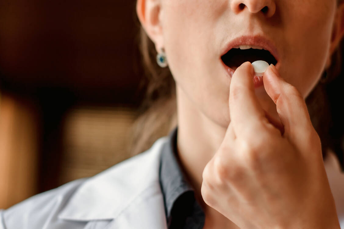 Den Kopf beim Schlucken nicht nach hinten neigen! / Foto: Shutterstock/funnyangel