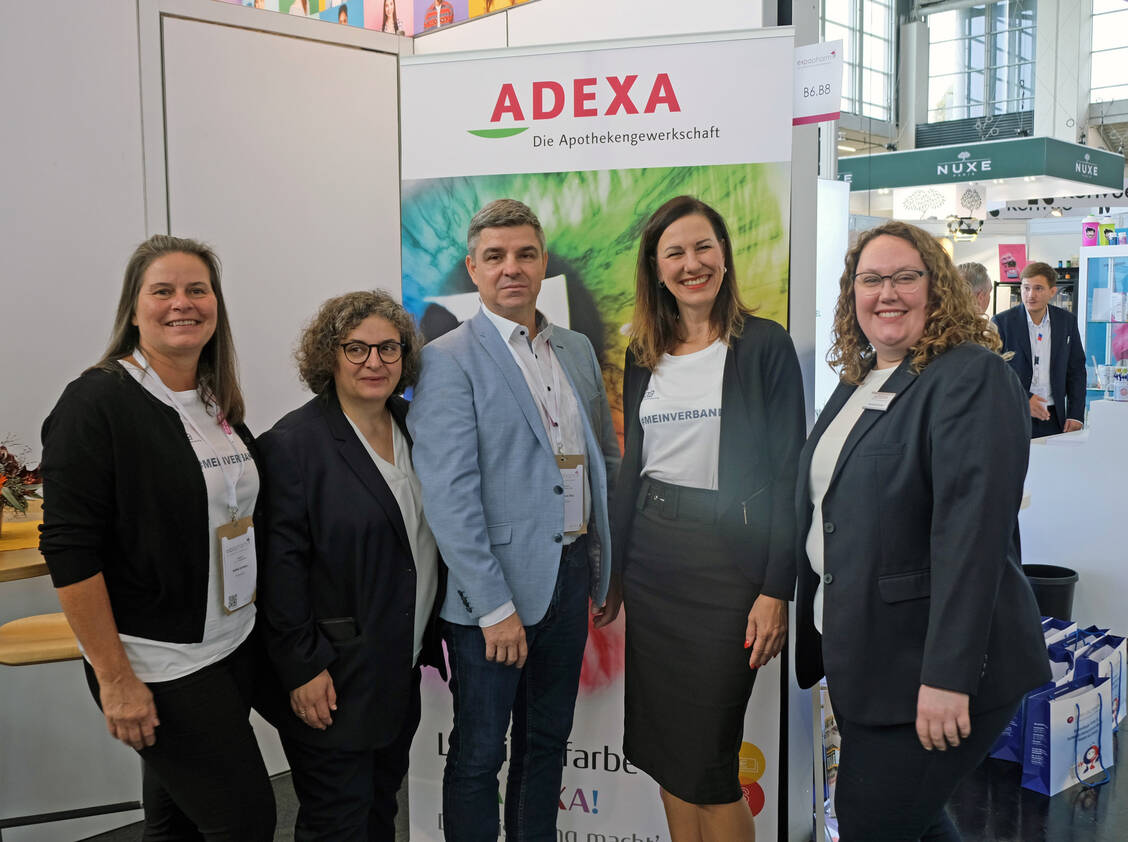 Von links nach rechts: Bettina Schwarz (Geschäftsführerin BVpta), Michaela Jäger (Leitung der Adexa-Berufsgruppe PTA), Andreas May (Adexa-Bundesvorstand), Anja Zierath (Bundesvorsitzende BVpta), Veronika Ehmann (stellvertretende Leitung der Berufsgruppe PTA) / © Adexa