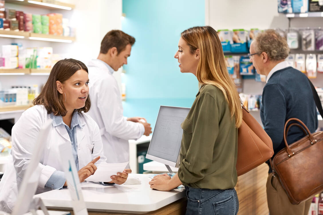 PTA übernehmen in der Apotheke viele verantwortungsvolle Aufgabe. Dafür haben sie laut der Amira-Welt mehr Anerkennung verdient. / Foto: Getty Images/Abel Mitjà Varela