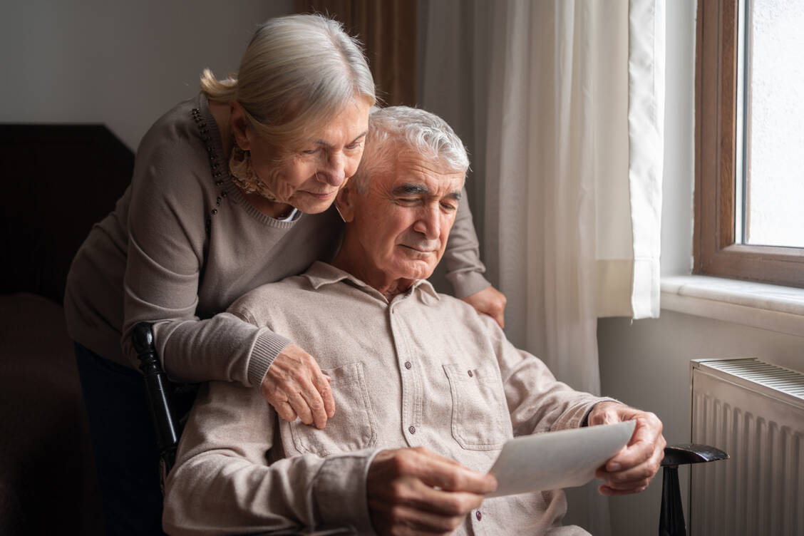 Wenn Erinnerungen verblassen : Die Alzheimer-Erkrankung ist eine der häufigsten Demenzformen. Gibt es Hoffnung, dass sie bald besser therapierbar wird? / © Getty Images/aquaArts studio