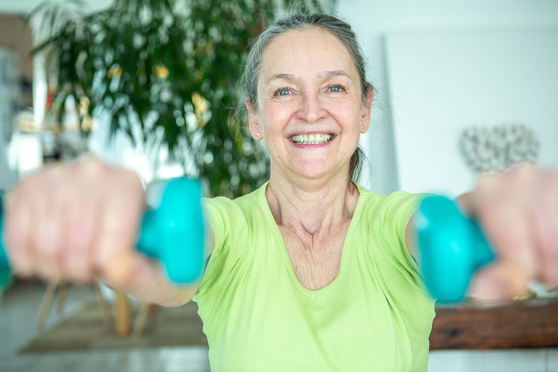 Kleine Hanteln, großer Effekt: Krafttraining stärkt Muskeln und dient der Sturzprophylaxe. / © Getty Images/Coolpicture