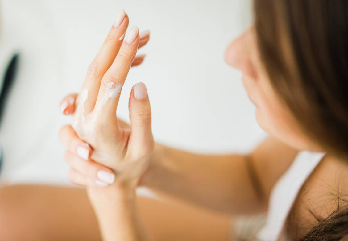Nach der Ganzkörperbehandlung mit Permethrin müssen Betroffene die Haut gut eincremen, um sie vor dem Austrocknen zu schützen. / Foto: Getty Images/Westend61