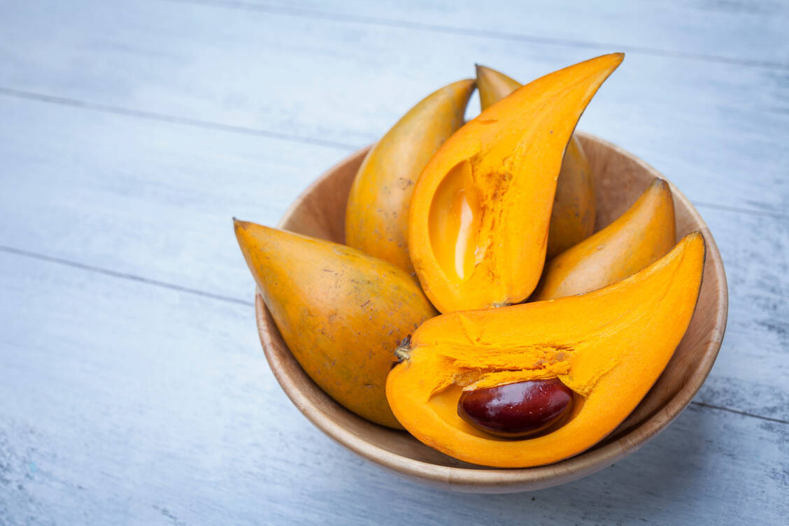 Lucuma enthält viele Ballast- und Mineralstoffe sowie Vitamine – und reichlich Kohlenhydrate. / © Adobe Stock/sirirak