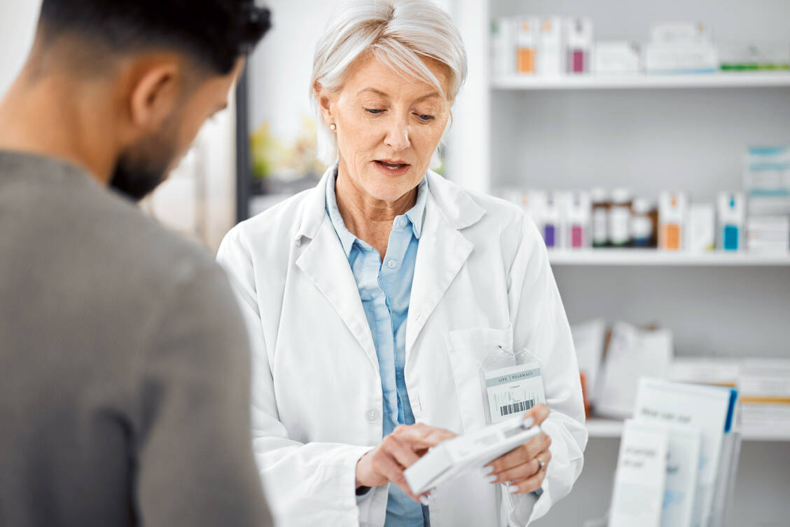 Zum Thema Schilddrüse haben viele Kunden Fragen – gut, wenn PTA die richtigen Antworten direkt parat haben. / © Shutterstock/PeopleImages