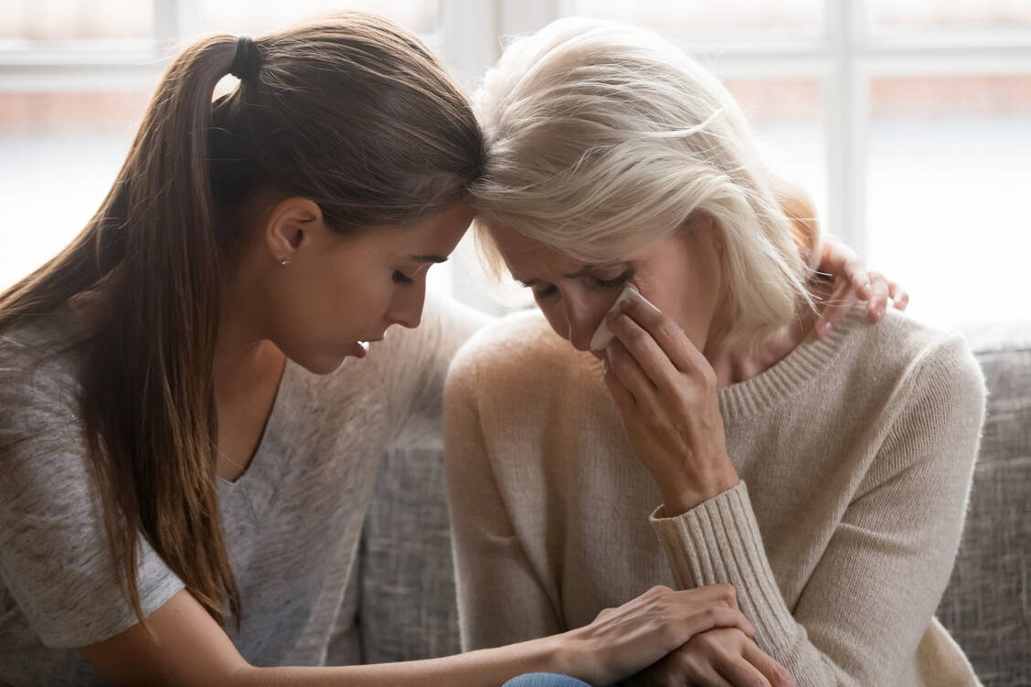 Menschen in ihrer Trauer zur Seite zu stehen, erfordert unter anderem Verantwortungsgefühl. / Foto: Adobe Stock/fizkes