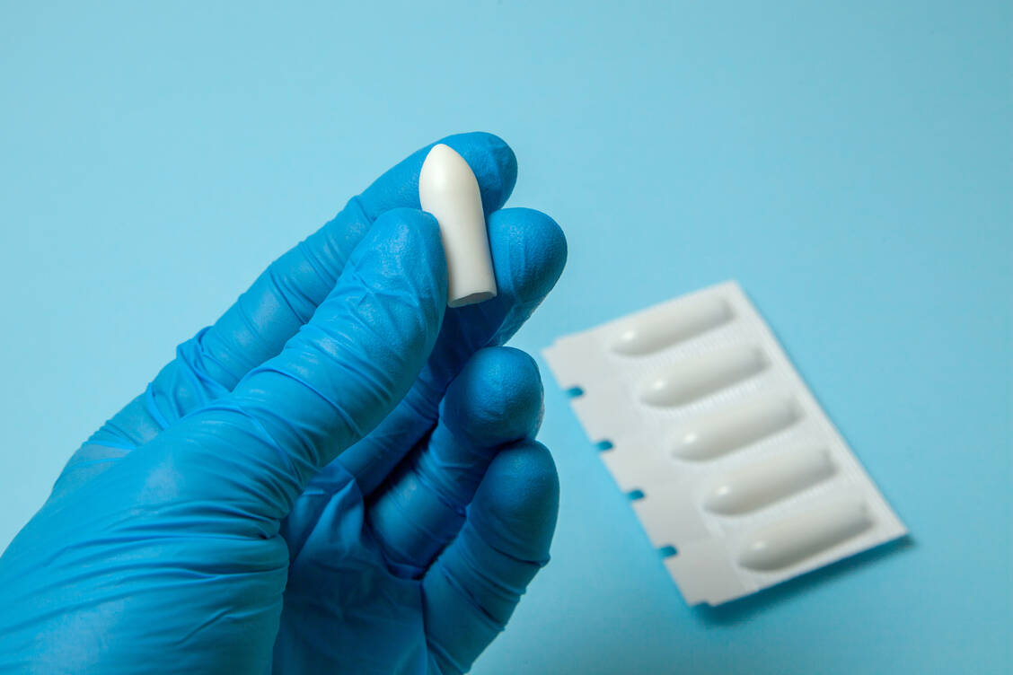 Paracetamol hat laut DAC/NRF-Rezepturhinweis in Kakaobutter bei 37 °C eine Löslichkeit von 2,16 mg/mL. Auch in geschmolzenem oder festem Hartfett ist der Arzneistoff aufgrund der geringen Lipophilie schlecht löslich. / Foto: Getty Images/ADragan