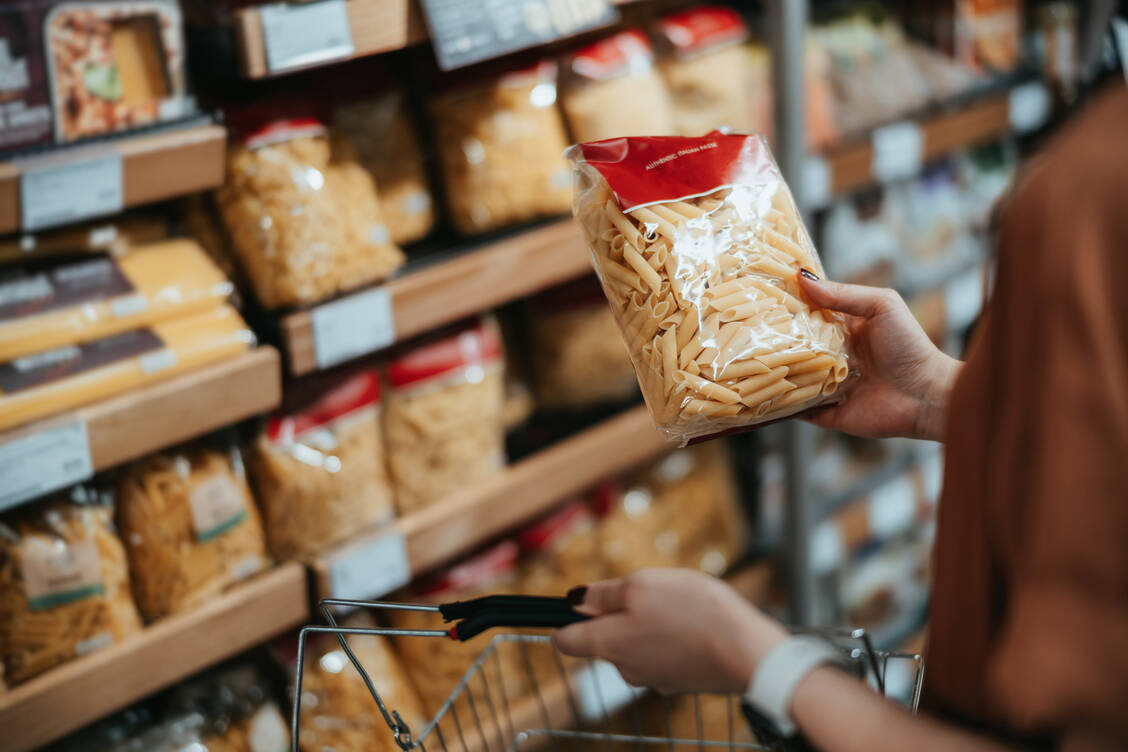 Vor allem bei glutenfreien Nudeln hat sich die Zusammensetzung der Inhaltsstoffe in den letzten zehn Jahren stark verändert. Dennoch werden sie von Experten als nicht gleichwertig zu glutenhaltigen Varianten angesehen.  / Foto: Getty Images/d3sign