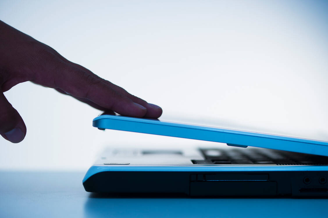 Ende der Zusammenarbeit: Der BVpta kündigt die Fördermitgliedschaften von Online-Apotheken. / © Getty Images/Tetra Images