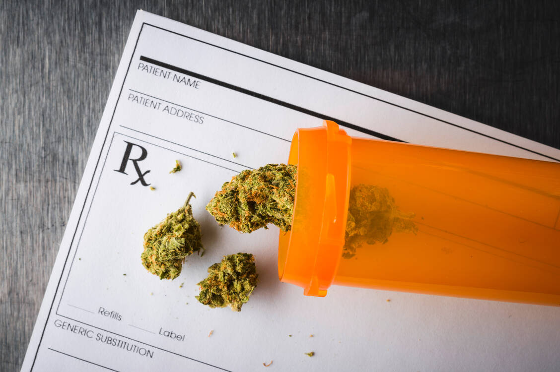 Seit 2017 sind Cannabisblüten  verordnungsfähig, dennoch ist die Therapie immer noch mit vielen Vorteilen behaftet.  / Foto: Adobe Stock/goodmanphoto