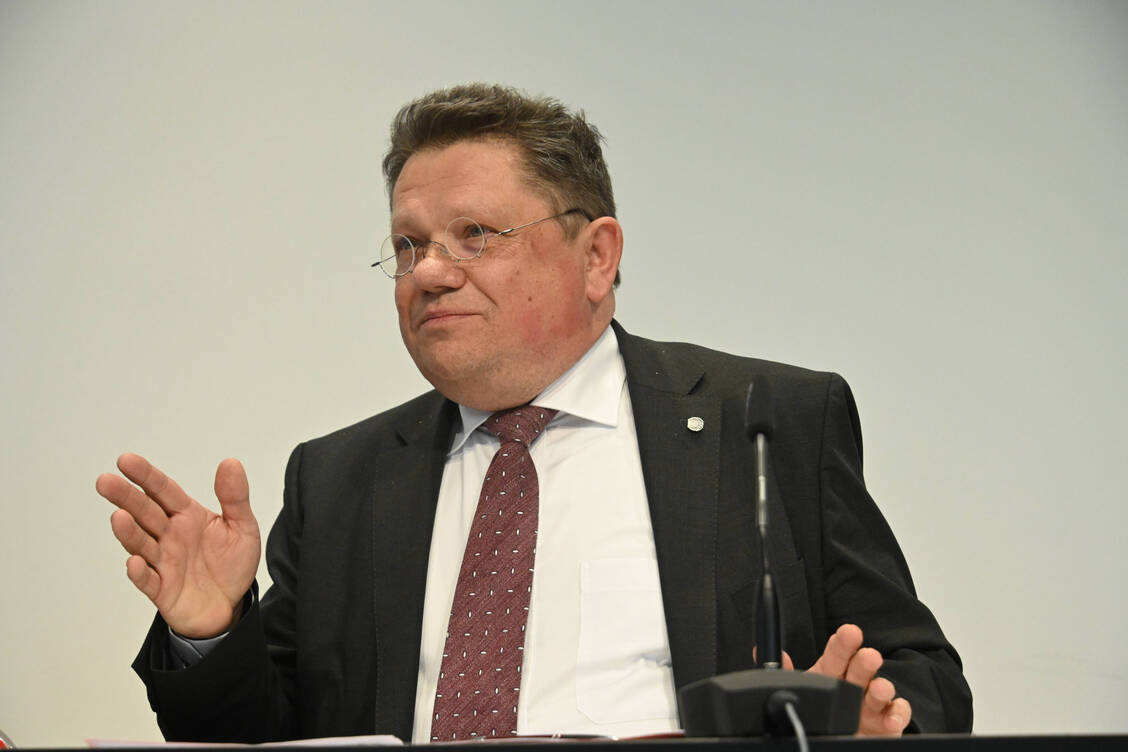 Niedersachsens Gesundheitsminister Andreas Philippi (SPD) begrüßt die Klarstellungen zur PTA-Vertretung. / © IMAGO/Henning Scheffen