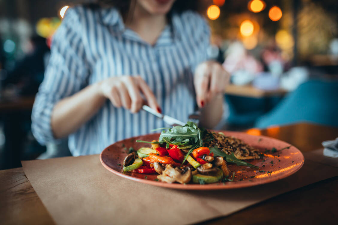 Einer Studie zufolge landet auf den Tellern von Frauen häufiger Gemüse als bei Männern. / Foto: Adobe Stock/cherryandbees