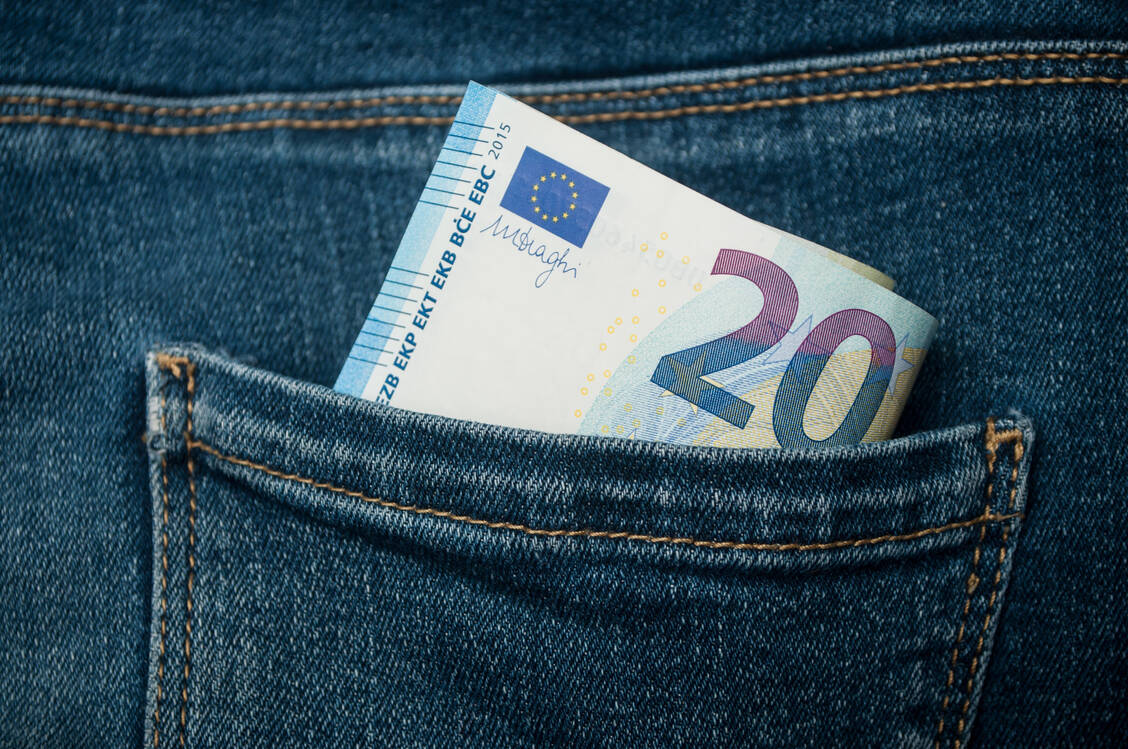 Apothekenmitarbeiter haben in diesem Jahr mehr Geld in der Tasche. Aufgrund der hohen Inflation sind die Gehaltserhöhungen allerdings weniger wert als erwartet. / Foto: Adobe Stock/pixarno