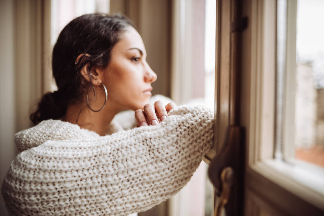 Menschen mit psychischen Erkrankungen erleben die Stigmatisierung oft als »zweite Krankheit«. / Foto: Getty Images/franckreporter