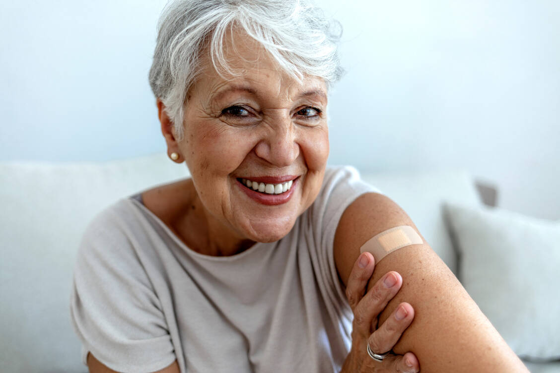 Bei Seniorinnen und Senioren ab 75 Jahren übernimmt ab sofort die Gesetzliche Krankenversicherung die Kosten für die RSV-Impfung. Im Fall von schweren Grunderkrankungen gilt dies bereits ab 60 Jahren. / Foto: Getty Images/Jelena Stanojkovic