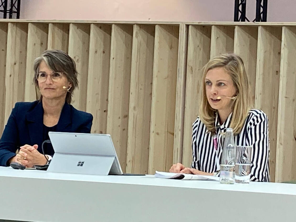 Welche arbeitsrechtlichen Neuerungen gibt es? Das wollte PTA-Forum-Redakteurin Verena Schmidt von Adexa-Rechtsanwältin Minou Hansen bei der Expopharm in München wissen.  / © PTA-Forum