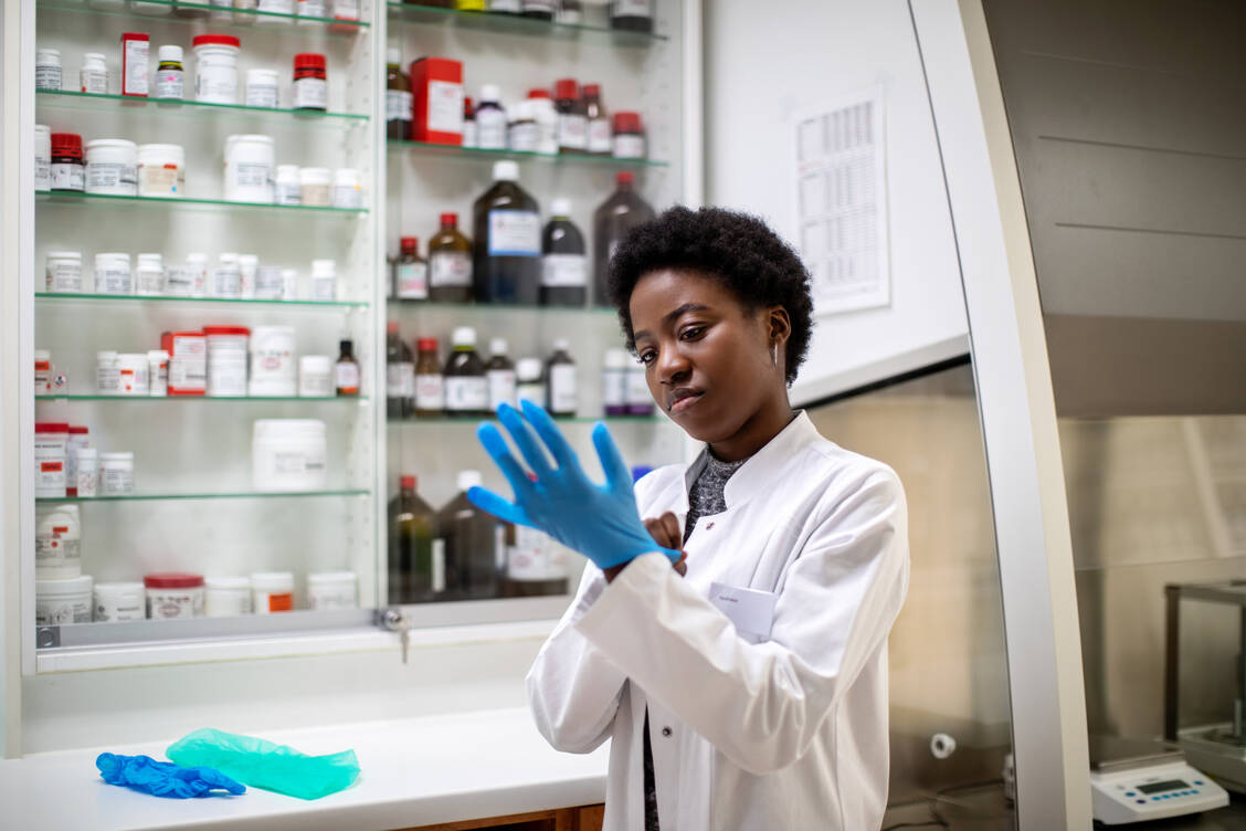 Nach der Händedesinfektion Handschuhe überstreifen? Das empfiehlt sich bei der Kapsel- und Zäpfchenherstellung. / © Getty Images/Luis Alvarez