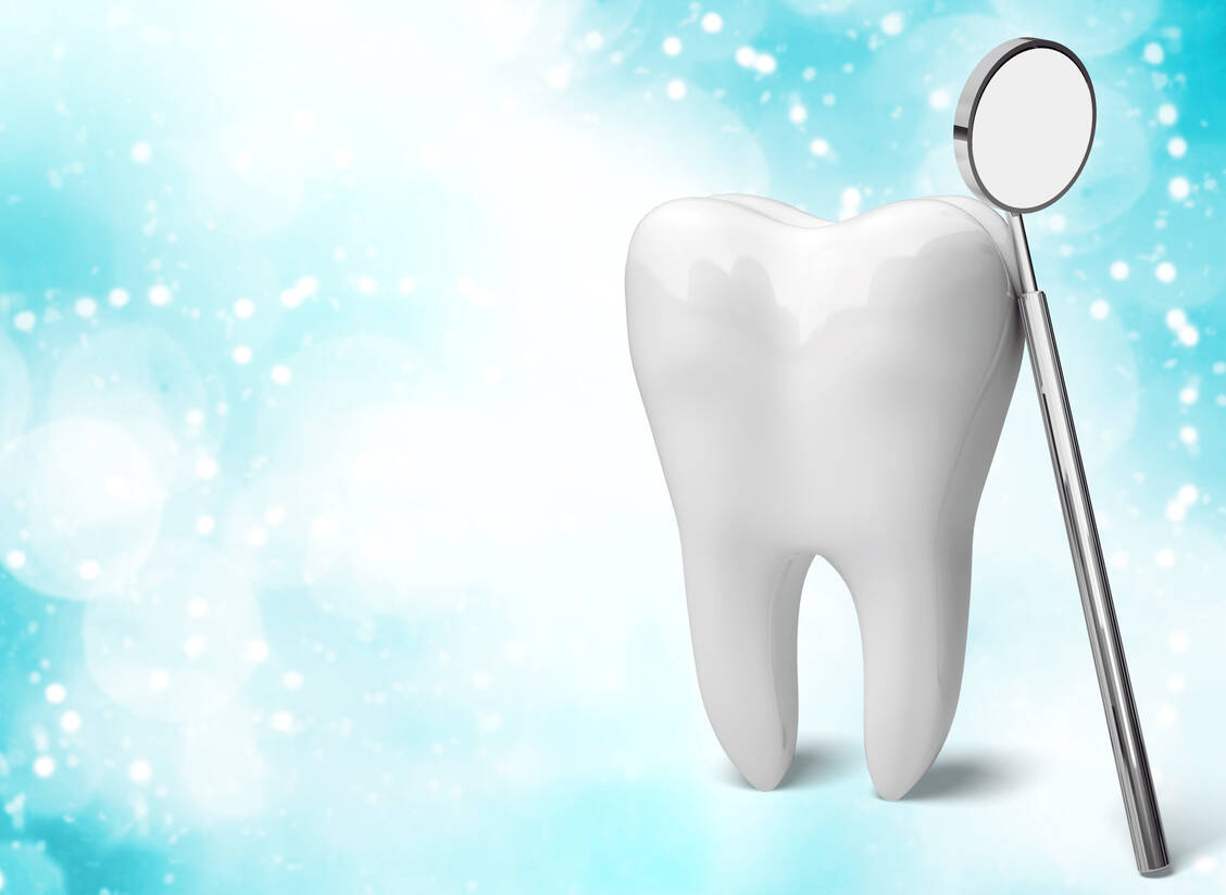 Eine konsequente Mundhygiene inklusive regelmäßiger Zahnarztbesuche gehören bei einer Bisphosphonat-Therapie dazu.   / © Adobe Stock/BillionPhotos.com