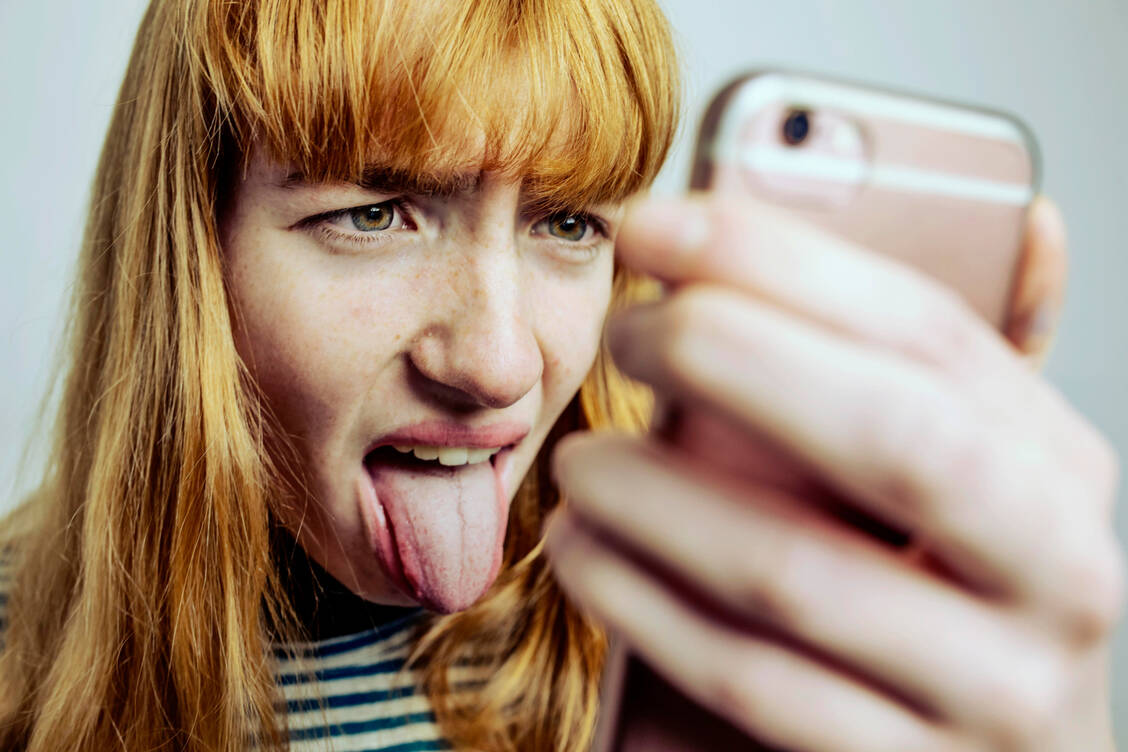 Weißer Belag auf der Zunge?  Das könnte Mundsoor sein, eine Pilzinfektion im Mund. / © Getty Images/imageBROKER/Jan Tepass