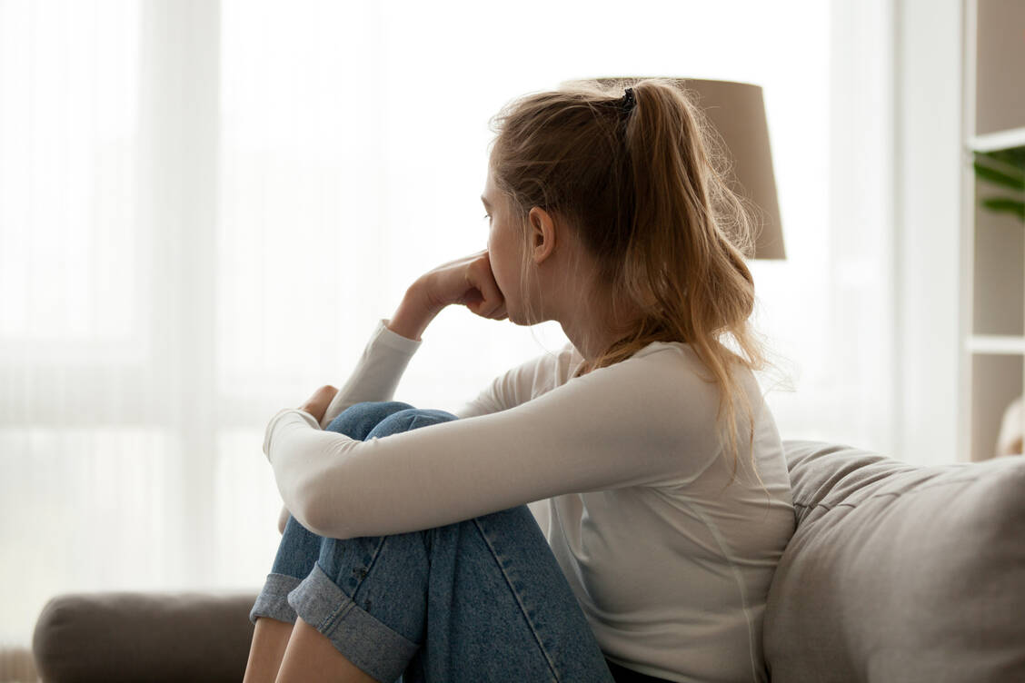 Psychische Probleme traten bei rund 30 Prozent der Frauen mit der Pandemie erstmals auf oder bereits vorhandene verstärkten sich. / Foto: Shutterstock/fizkes