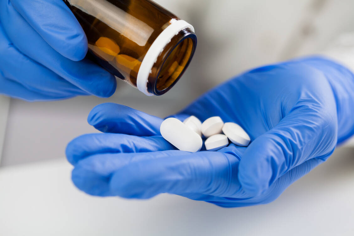 Die oral einzunehmenden antiviralen Covid-19-Medikamente sollen schwere Covid-19-Verläufe bei Risikopatienten verhindern. (Symbolbild) / Foto: Getty Images/Plyushkin
