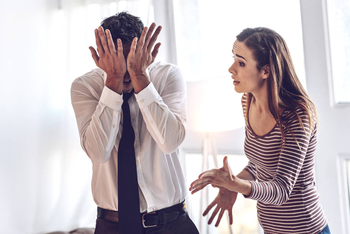 Menschen, die permanent nörgeln, zählen zu den Energieräubern. Sie finden zielsicher einen negativen Aspekt in jeder Situation. / Foto: Adobe Stock/zinkevych