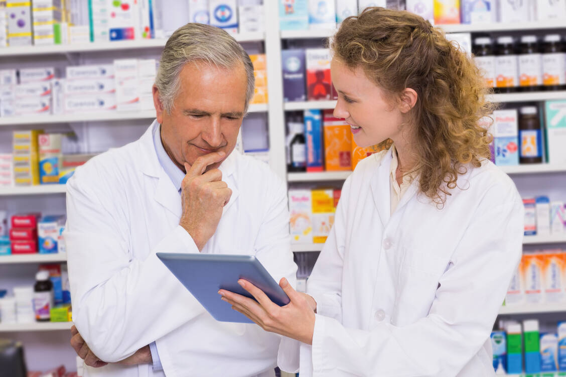 Aktuell arbeiten PTA unter Verantwortung des Apothekers. Diese Aufsichtspflicht soll deutlich gelockert werden, fordert unter anderem die Apothekengewerkschaft Adexa.  / Foto: Shutterstock/wavebreakmedia
