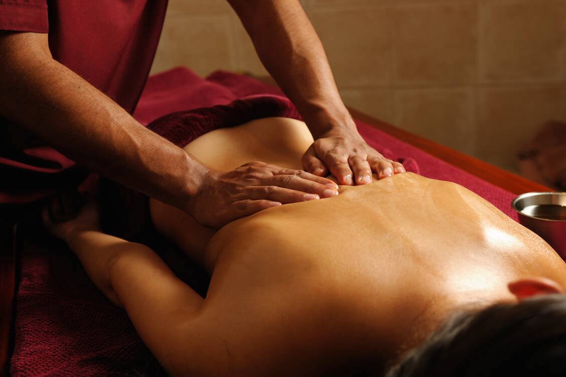 Bei einer ayurvedischen Abhyanga-Massage arbeitet der Therapeut mit warmem Öl und langen, streichenden Bewegungen. / Foto: Getty Images/Lostinbids