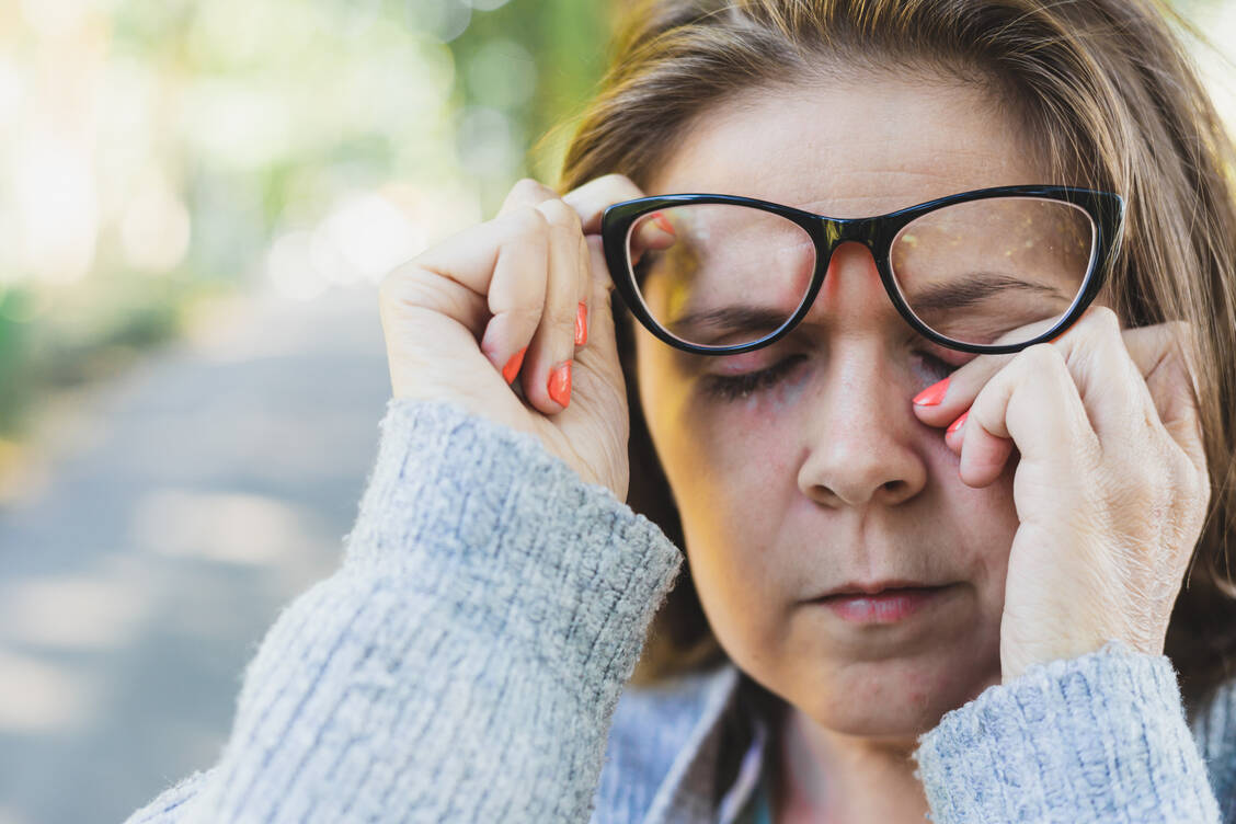 Tränen die gereizten Augen und jucken stark, kann das auf eine pollenbedingte Konjunktivitis hindeuten. / Foto: Getty Images/Madrollyphoto