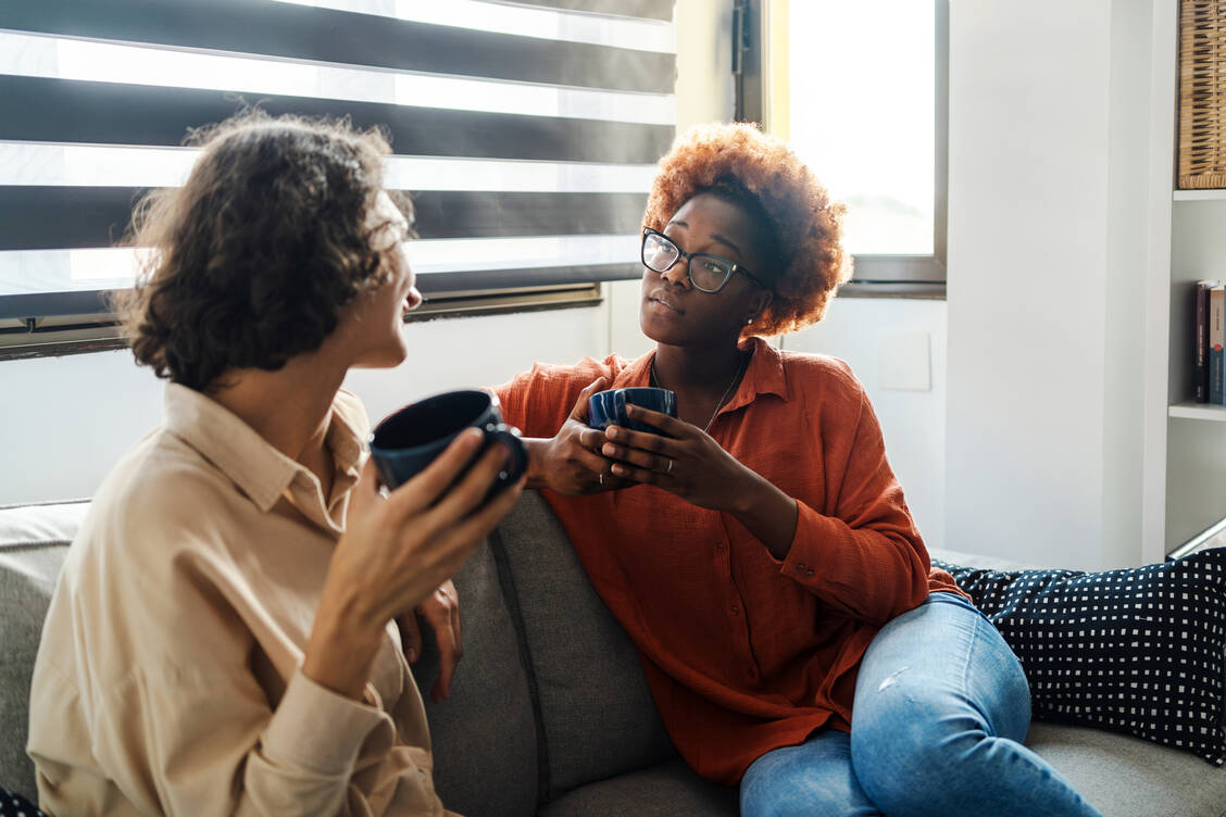 Lädt nur eine Person in der Freundschaft Probleme bei der anderen ab, kann dies für die andere Person zu viel werden. Es ist wichtig, ein Gleichgewicht zu finden. / © Getty Images/ABRAHAM GONZALEZ FERNANDEZ