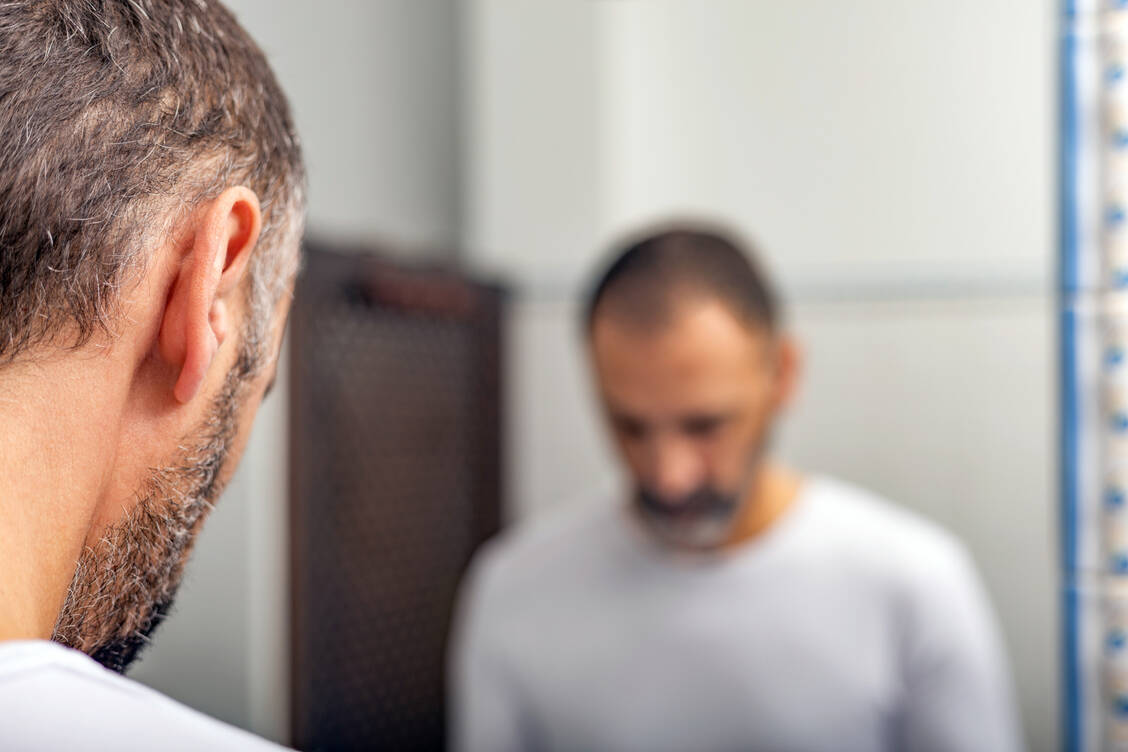 Mit zunehmendem Alter nimmt für Männer das Risiko zu, an Prostatakrebs zu erkranken. / © Adobe Stock/Jose GlezBuenaposada