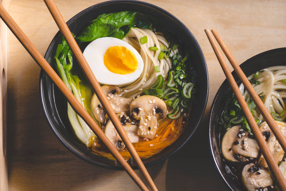 Asiatische Suppen wie Ramen oder Udon liegen im Trend. Sind sie auch eine gute Wahl bei Diabetes? / © Getty Images/UliU