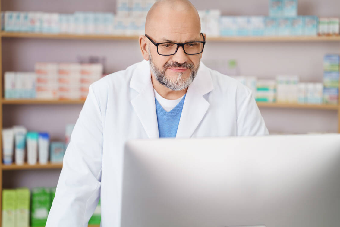 In Apotheken gibt es viele kleine und größere Stellschrauben, die helfen, gleichzeitig Kosten zu verringern und die Umwelt zu schonen. / Foto: Adobe Stock/contrastwerkstatt