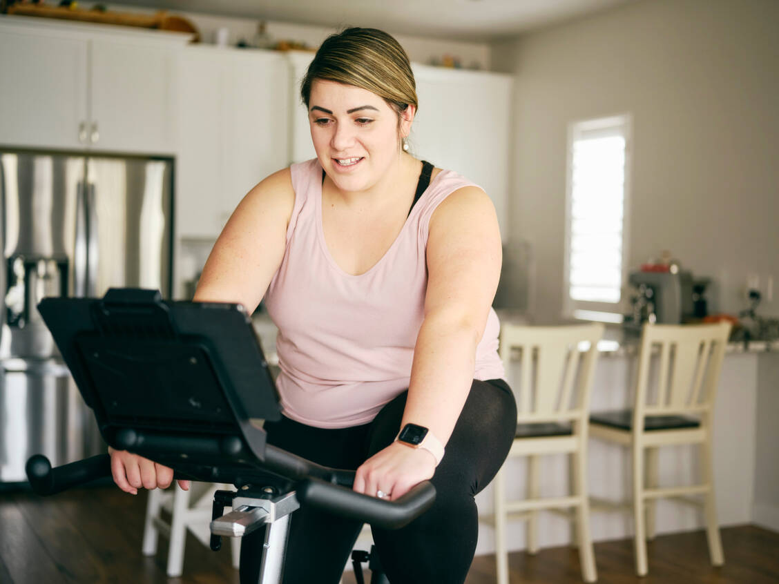 Übergewichtige Menschen, die ein bestimmtes, nicht einmal zeitaufwändiges Training absolvieren, profitieren deutlich davon – auch was ihr biologisches Alter angeht. / Foto: Getty Images/RichLegg