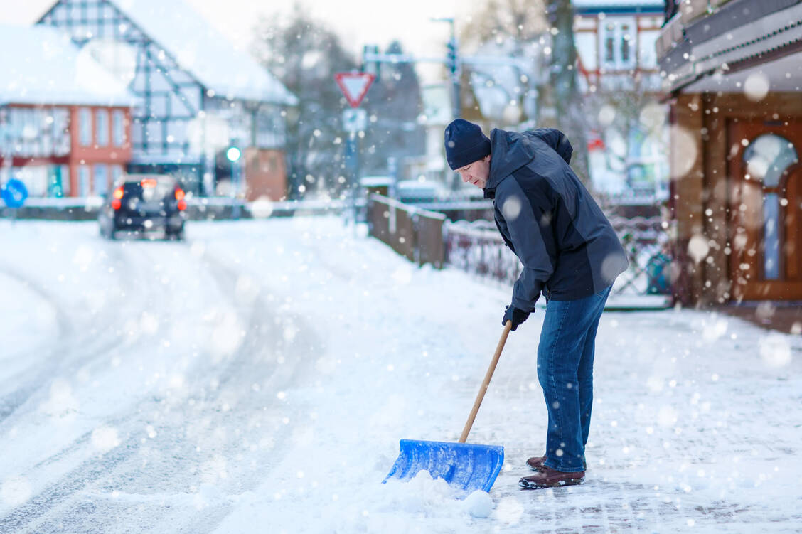 Gefahr für den Rücken: Wer untrainiert ist, kann sich beim Schneeschippen leicht Rückenschmerzen oder einen Hexenschuss zuziehen. / Foto: Adobe Stock/Irina Schmidt