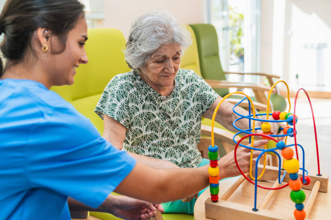 Die kognitive Stimulation durch bestimmte Übungen und Spiele kann die geistigen Fähigkeiten und die Kommunikation bei Alzheimer-Patienten verbessern. / © Getty Images/KoldoyChris