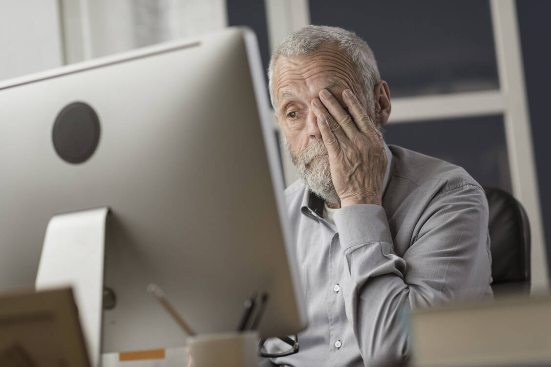 Es sind besonders schwerkranke und verzweifelte Menschen, auf die die Anbieter im Internet abzielen. / © Adobe Stock/stokkete