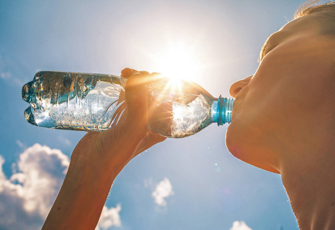 Leistungssportler sollten bis zu 3,5 Liter Flüssigkeit am Tag zu sich nehmen. / Foto: Adobe Stock/kieferpix