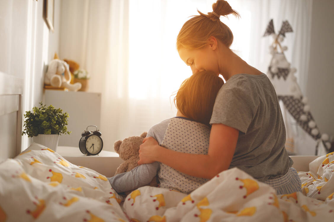 Die Ängste der Kleinen ernst nehmen und auf sie eingehen, hilft den Kindern am meisten, ihre Furcht zu überwinden. / Foto: Adobe Stock/Jenko Ataman