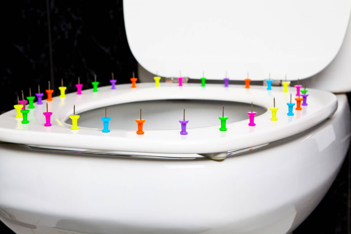 Wenn der Gang zur Toilette zur Qual wird: Hämorrhoidalleiden können sehr schmerzhaft sein. / © Getty Images/:	LuisPortugal