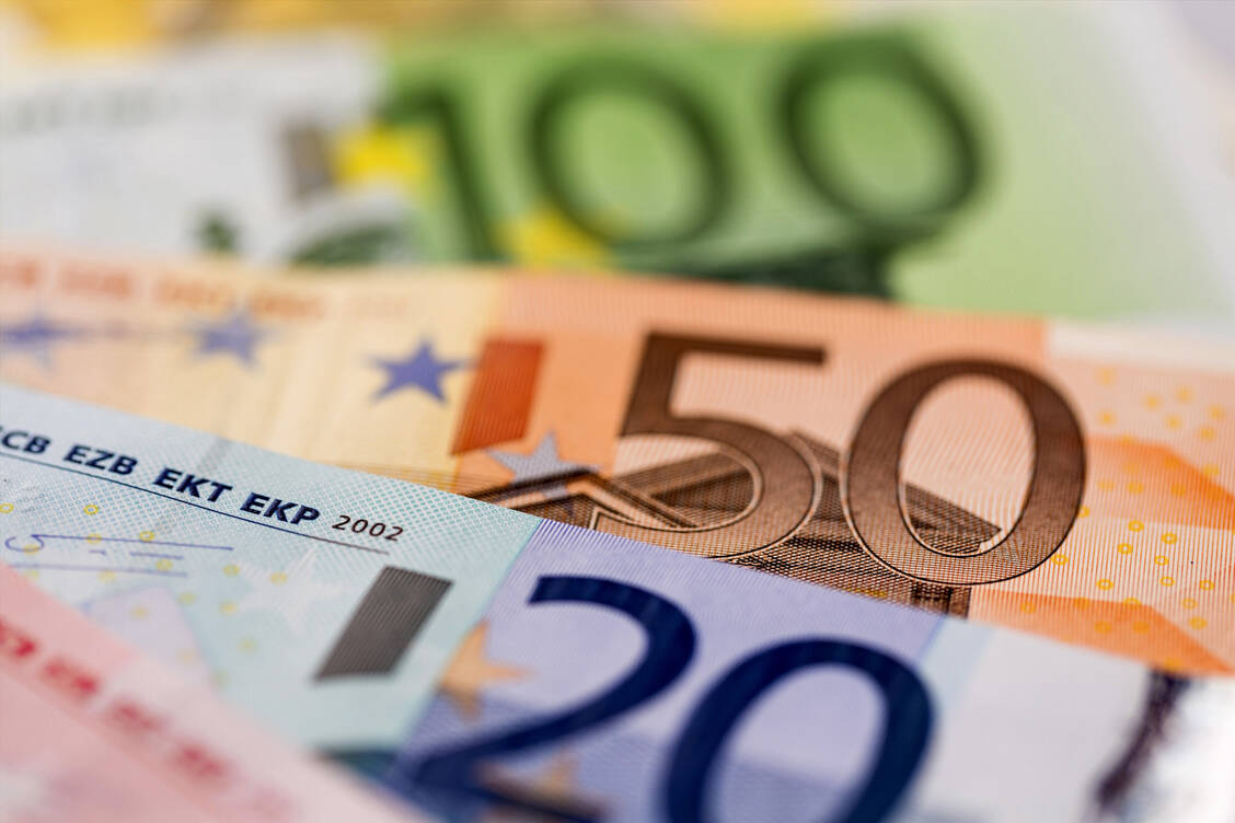 Jeder Mensch im Handverlauf sollte die Prüfmerkmale von Banknoten erkennen können. / © Adobe Stock/Gina Sanders